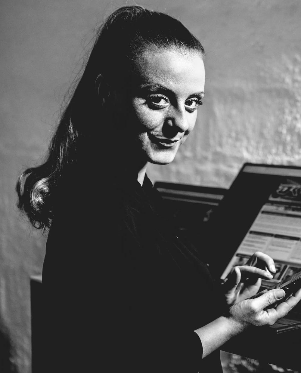 Denice Klarskov ved computeren